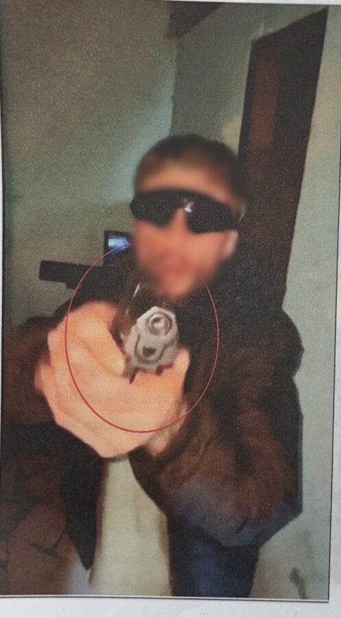 Campo Viera: publicó un video exhibiendo un arma y la Policía encontró drogas durante un allanamiento 3 6 - detenido arma 3 - 5