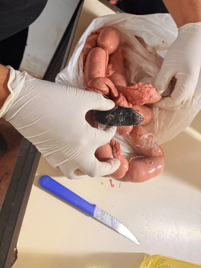 Un policía intentó ingresar marihuana oculta en alimentos para su hijo detenido en Posadas: fue pasado a disponibilidad 2 4 - droga en embutidos 2 - 3