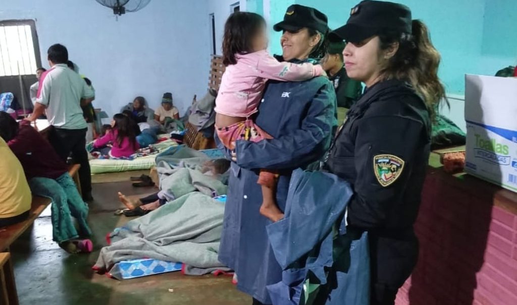 San Vicente: 105 personas permanecen evacuadas por la crecida del arroyo Guiraí y 15 reciben atención médica 1 2 - evacuados - 1