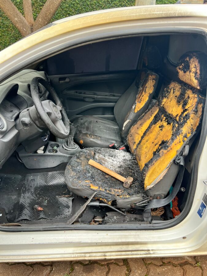 Una camioneta se incendió en Garupá y la Policía investiga si fue intencional 1 2 - incendio 2 1 - 1