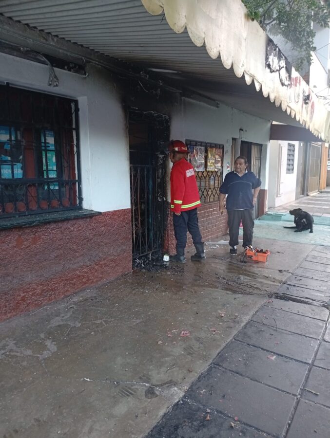Bomberos y policías intervinieron ante un principio de incendio en Posadas 2 4 - incendio posadas 2 - 3