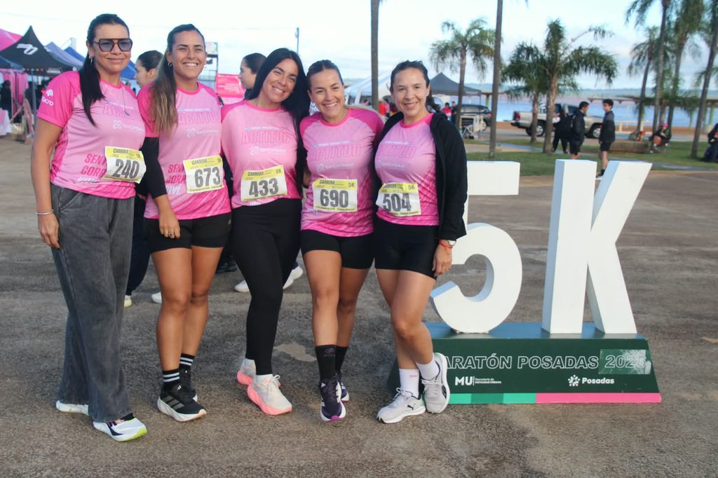 La costanera de Posadas se tiñó de rosa con mil participantes en una carrera por la prevención 6 12 - mes rosa 1 - 11
