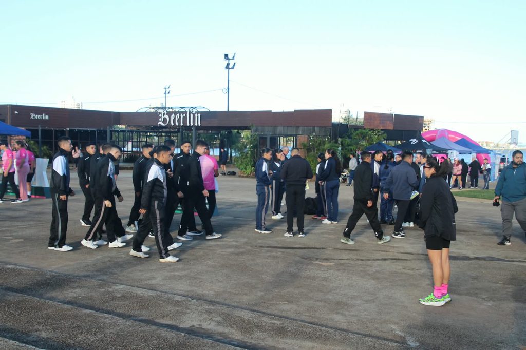 La costanera de Posadas se tiñó de rosa con mil participantes en una carrera por la prevención 4 8 - mes rosa 12 - 7