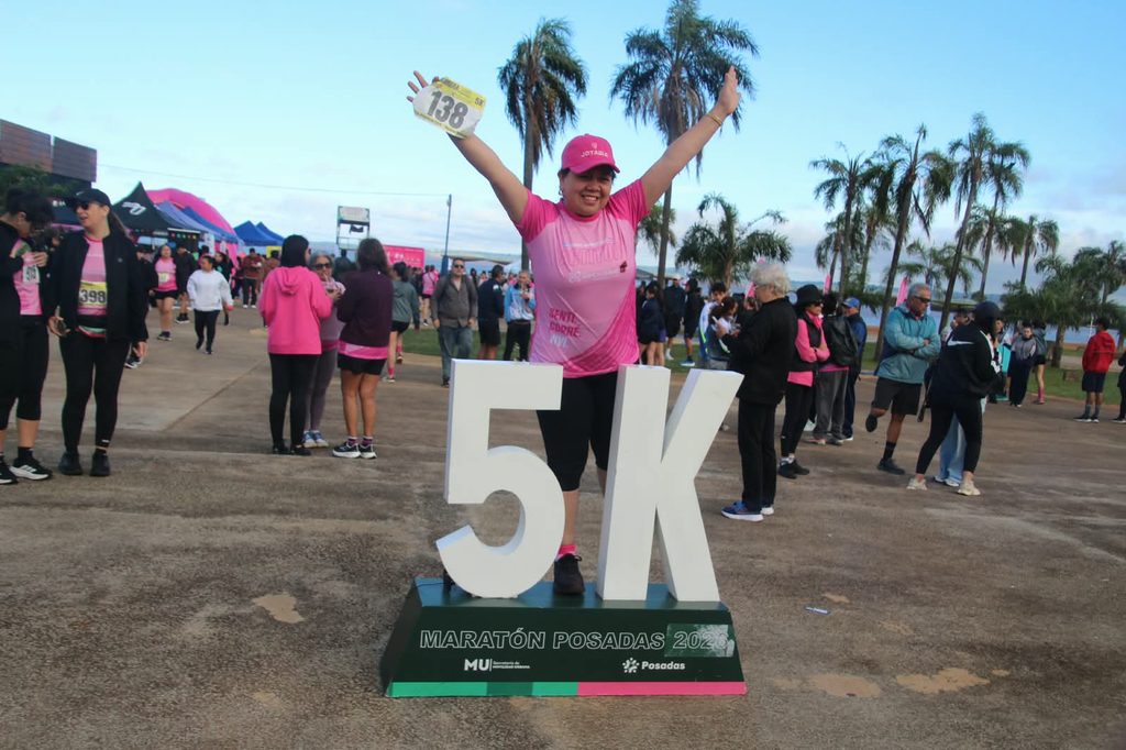 La costanera de Posadas se tiñó de rosa con mil participantes en una carrera por la prevención 8 16 - mes rosa 3 - 15