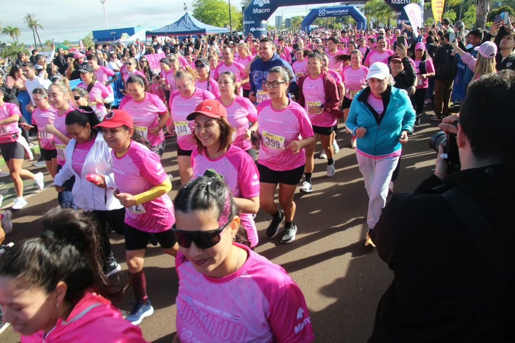 La costanera de Posadas se tiñó de rosa con mil participantes en una carrera por la prevención 12 24 - mes rosa 8 - 23