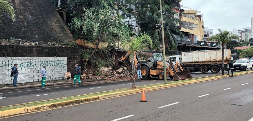 Se derrumbó un muro en plena Costanera de Posadas tras varios días de lluvias 1 2 - muro costanera - 1