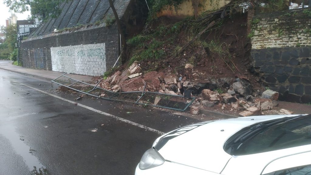 Se derrumbó un muro en plena Costanera de Posadas tras varios días de lluvias 3 6 - muro costanera 2 - 5