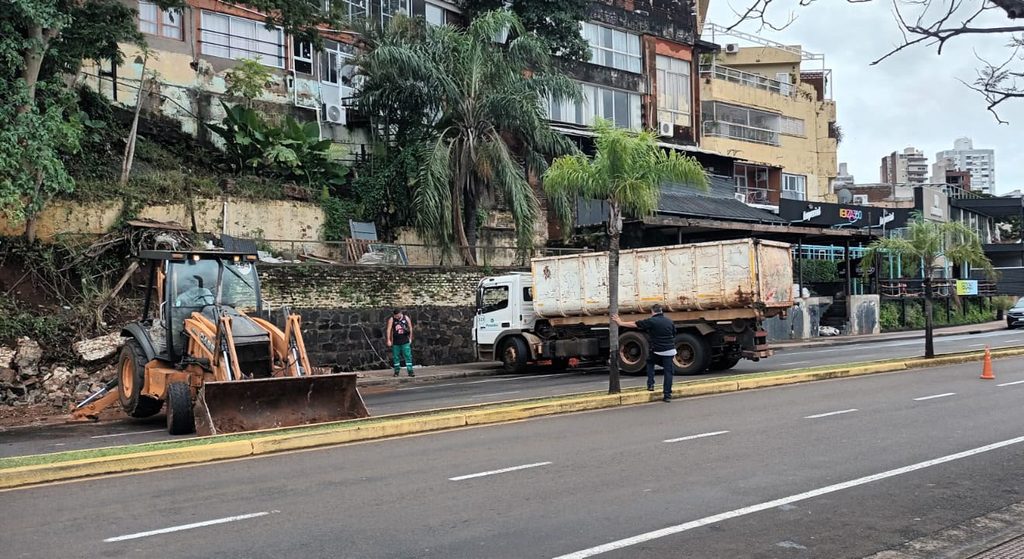 Se derrumbó un muro en plena Costanera de Posadas tras varios días de lluvias 2 4 - muro costanera 3 - 3