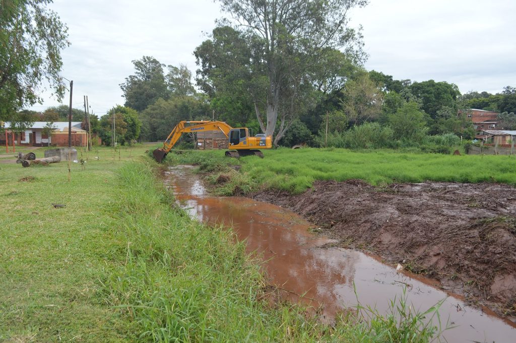 Ante el pronóstico de lluvias intensas, realizan tareas de limpieza en arroyos de Posadas para prevenir inundaciones 2 4 - obras posadas 1 - 3