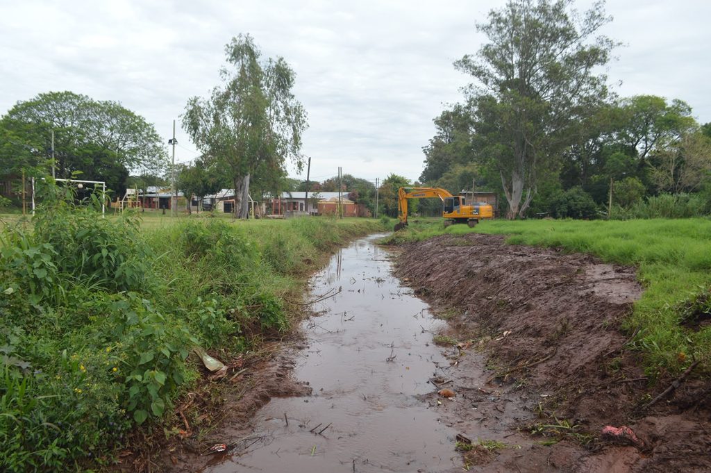 Ante el pronóstico de lluvias intensas, realizan tareas de limpieza en arroyos de Posadas para prevenir inundaciones 1 2 - obras posadas 3 - 1