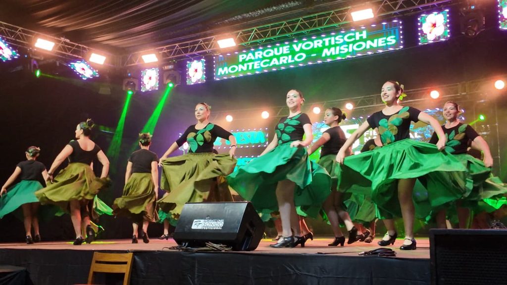 Passalacqua encabezó la apertura de la Fiesta Nacional de la Orquídea en Montecarlo 1 2 - passalacqua en fiesta 1 - 1