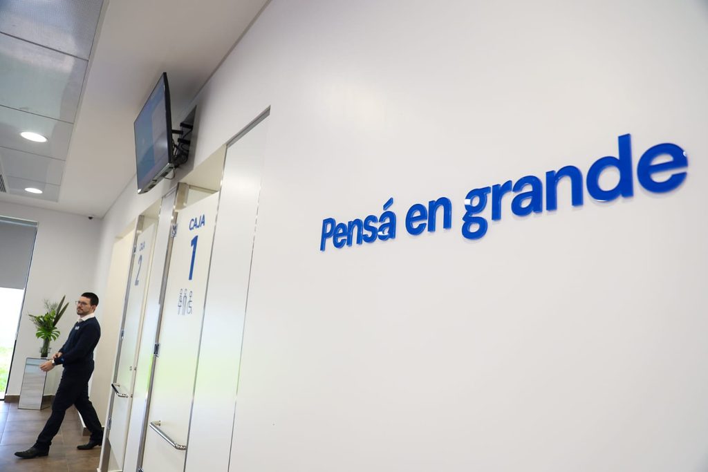 Passalacqua encabezó inauguración de nueva sucursal del Banco Macro en San Ignacio: “Es una inversión para simplificar la vida de los misioneros” 1 2 - passalacqua macro 1 - 1