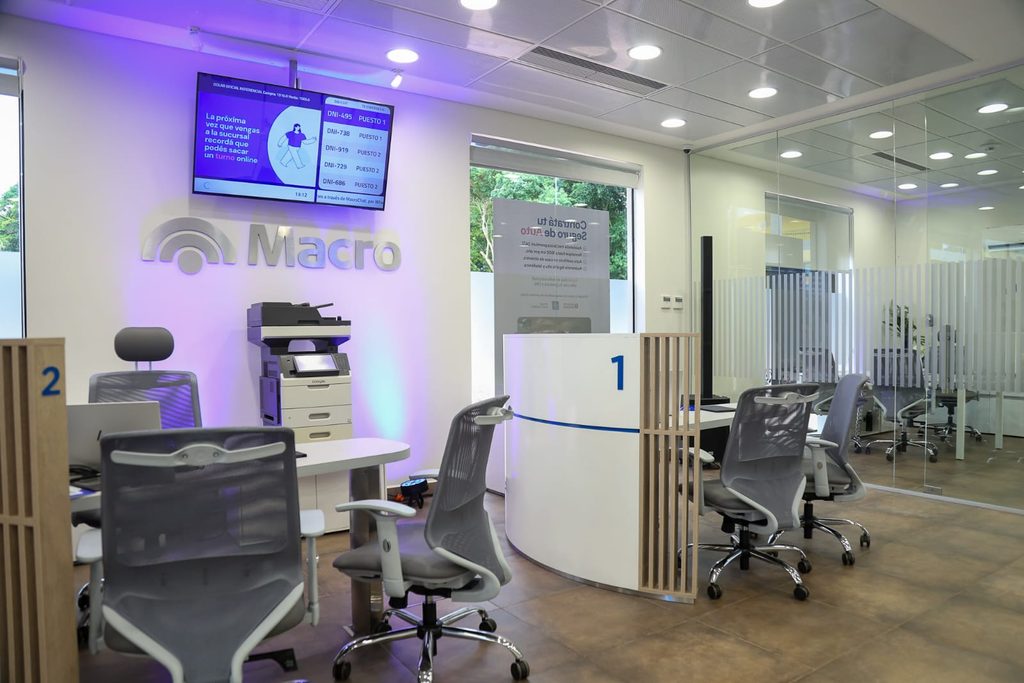 Passalacqua encabezó inauguración de nueva sucursal del Banco Macro en San Ignacio: “Es una inversión para simplificar la vida de los misioneros” 14 28 - passalacqua macro 10 1 - 27