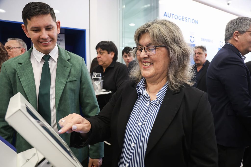 Passalacqua encabezó inauguración de nueva sucursal del Banco Macro en San Ignacio: “Es una inversión para simplificar la vida de los misioneros” 15 30 - passalacqua macro 11 - 29