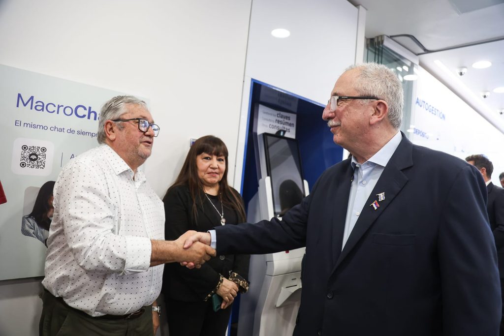 Passalacqua encabezó inauguración de nueva sucursal del Banco Macro en San Ignacio: “Es una inversión para simplificar la vida de los misioneros” 16 32 - passalacqua macro 12 - 31