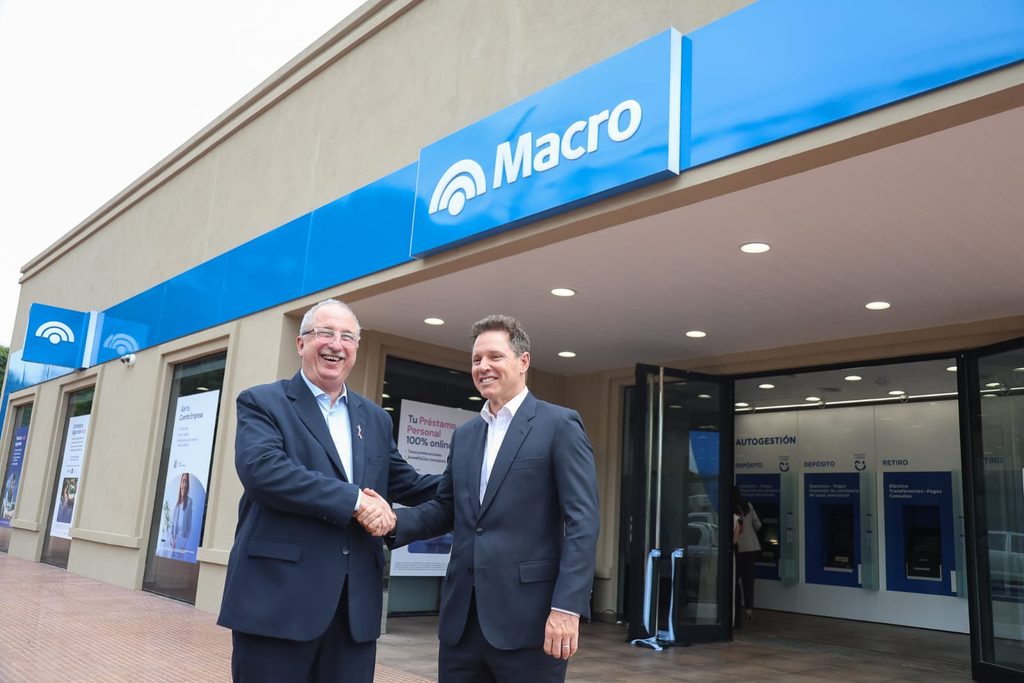 Passalacqua encabezó inauguración de nueva sucursal del Banco Macro en San Ignacio: “Es una inversión para simplificar la vida de los misioneros” 11 22 - passalacqua macro 13 - 21