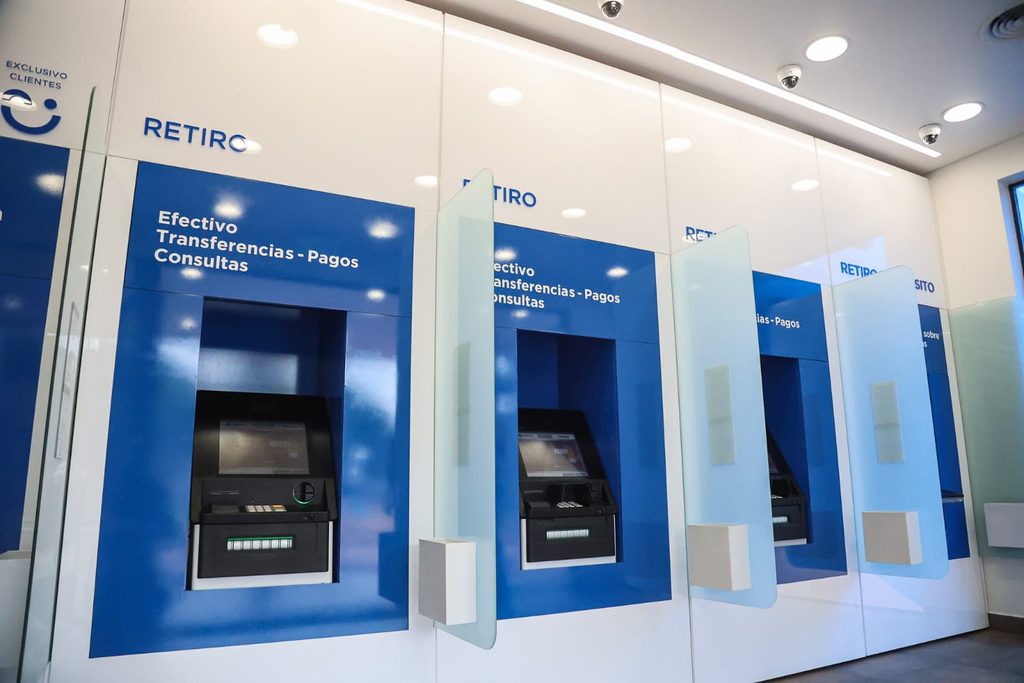 Passalacqua encabezó inauguración de nueva sucursal del Banco Macro en San Ignacio: “Es una inversión para simplificar la vida de los misioneros” 12 24 - passalacqua macro 14 - 23