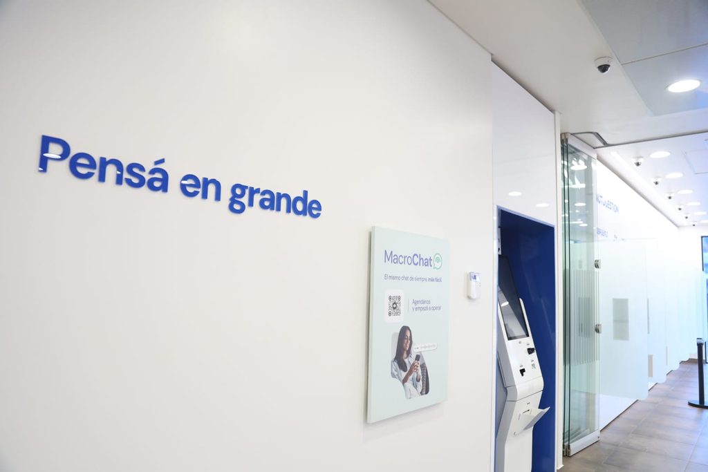 Passalacqua encabezó inauguración de nueva sucursal del Banco Macro en San Ignacio: “Es una inversión para simplificar la vida de los misioneros” 13 26 - passalacqua macro 15 - 25