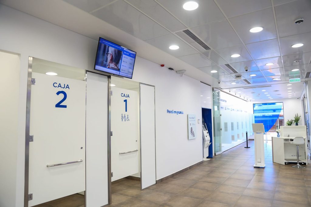 Passalacqua encabezó inauguración de nueva sucursal del Banco Macro en San Ignacio: “Es una inversión para simplificar la vida de los misioneros” 3 6 - passalacqua macro 3 - 5