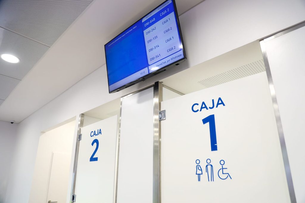Passalacqua encabezó inauguración de nueva sucursal del Banco Macro en San Ignacio: “Es una inversión para simplificar la vida de los misioneros” 4 8 - passalacqua macro 4 - 7