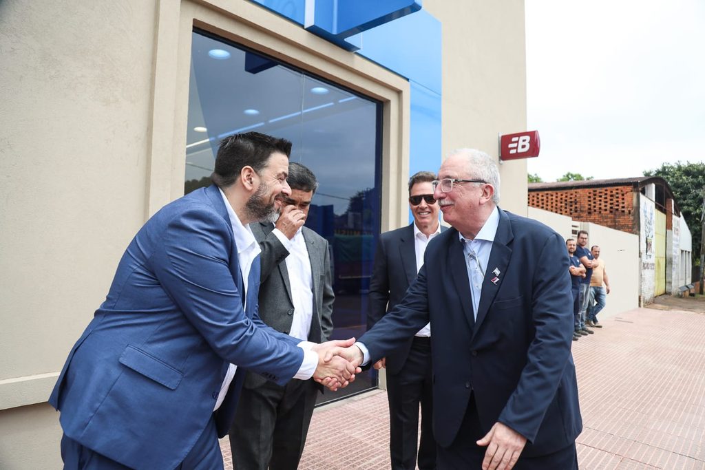 Passalacqua encabezó inauguración de nueva sucursal del Banco Macro en San Ignacio: “Es una inversión para simplificar la vida de los misioneros” 5 10 - passalacqua macro 5 - 9