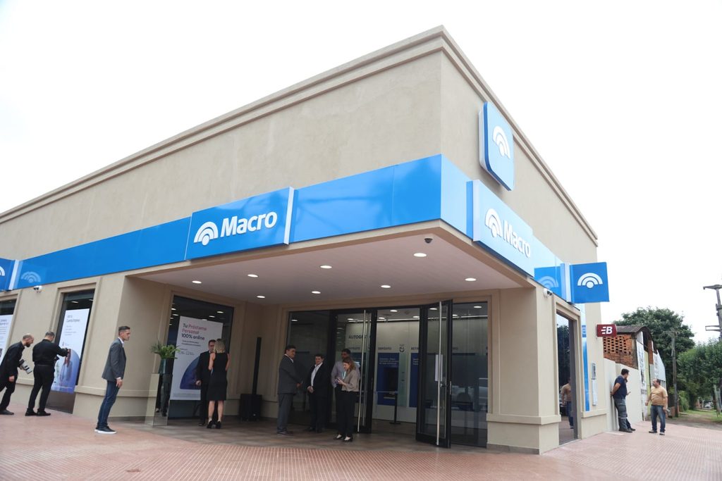 Passalacqua encabezó inauguración de nueva sucursal del Banco Macro en San Ignacio: “Es una inversión para simplificar la vida de los misioneros” 6 12 - passalacqua macro 6 - 11