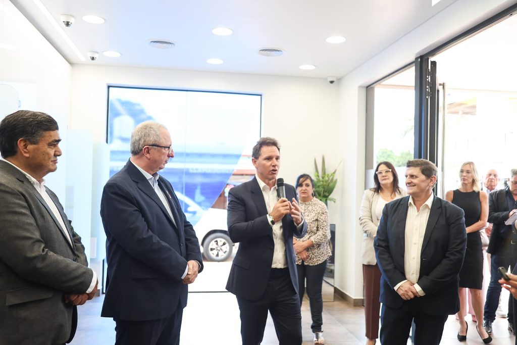 Passalacqua encabezó inauguración de nueva sucursal del Banco Macro en San Ignacio: “Es una inversión para simplificar la vida de los misioneros” 7 14 - passalacqua macro 7 - 13