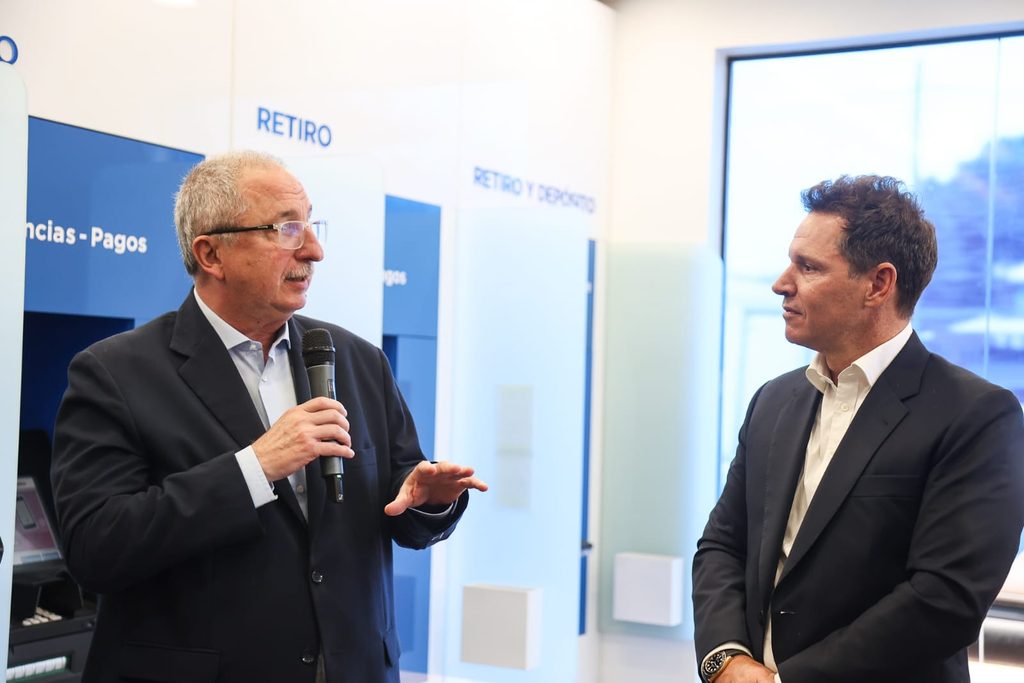 Passalacqua encabezó inauguración de nueva sucursal del Banco Macro en San Ignacio: “Es una inversión para simplificar la vida de los misioneros” 9 18 - passalacqua macro 9 - 17