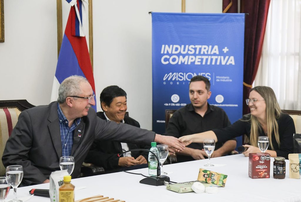 Passalacqua encabezó el lanzamiento de diplomaturas de la UNaM vinculadas al diseño y la producción local 3 6 - passalacqua unam acto 4 - 5