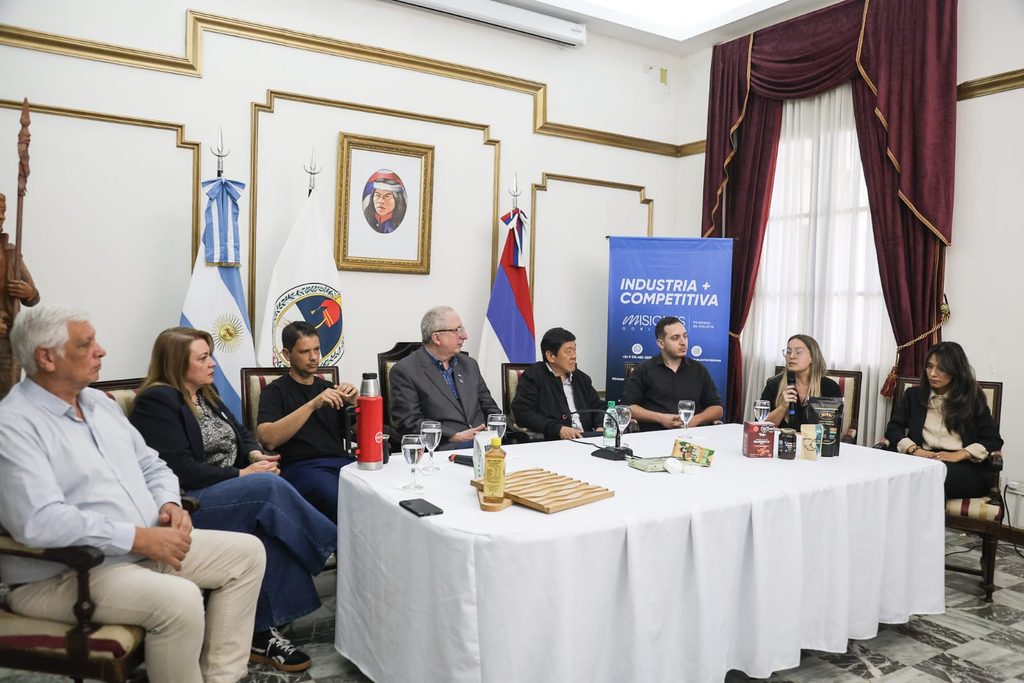 Passalacqua encabezó el lanzamiento de diplomaturas de la UNaM vinculadas al diseño y la producción local 5 10 - passalacqua unam acto 6 - 9