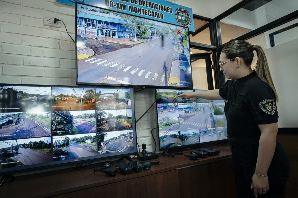 Passalacqua visitó el renovado Centro de Seguridad Urbana de Montecarlo y destacó la incorporación de tecnología 3 6 - polo de seguridad 1 - 5