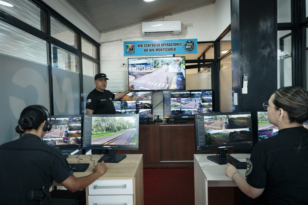 Passalacqua visitó el renovado Centro de Seguridad Urbana de Montecarlo y destacó la incorporación de tecnología 5 10 - polo de seguridad 4 - 9