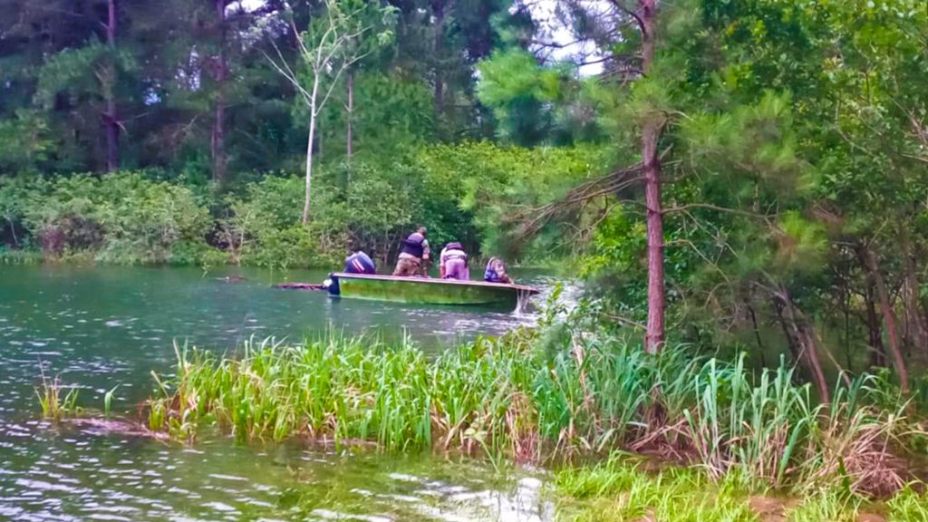 Hallaron redes de pesca ilegal y un campamento precario en el lago Urugua-í 3 6 - redes 3 - 5