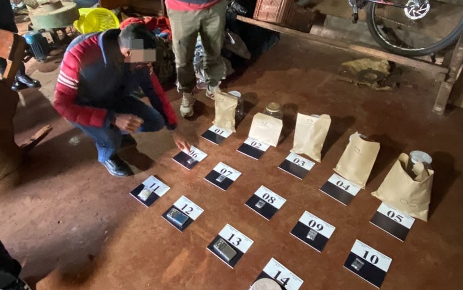 San Vicente: detuvieron a padre e hijo tras hallar armas, drogas y $1,5 millones en una vivienda 2 4 - san vicente drogas - 3