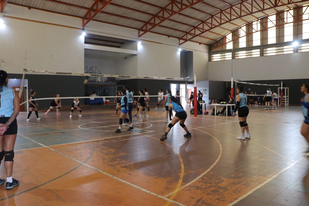 Con la participación de 36 equipos se disputó la 4° fecha de la Liga Municipal de Vóley en Posadas 1 2 - voley posadas 2 - 1