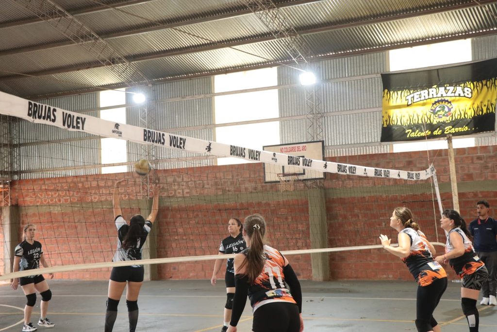 Con la participación de 36 equipos se disputó la 4° fecha de la Liga Municipal de Vóley en Posadas 2 4 - voley posadas 4 - 3