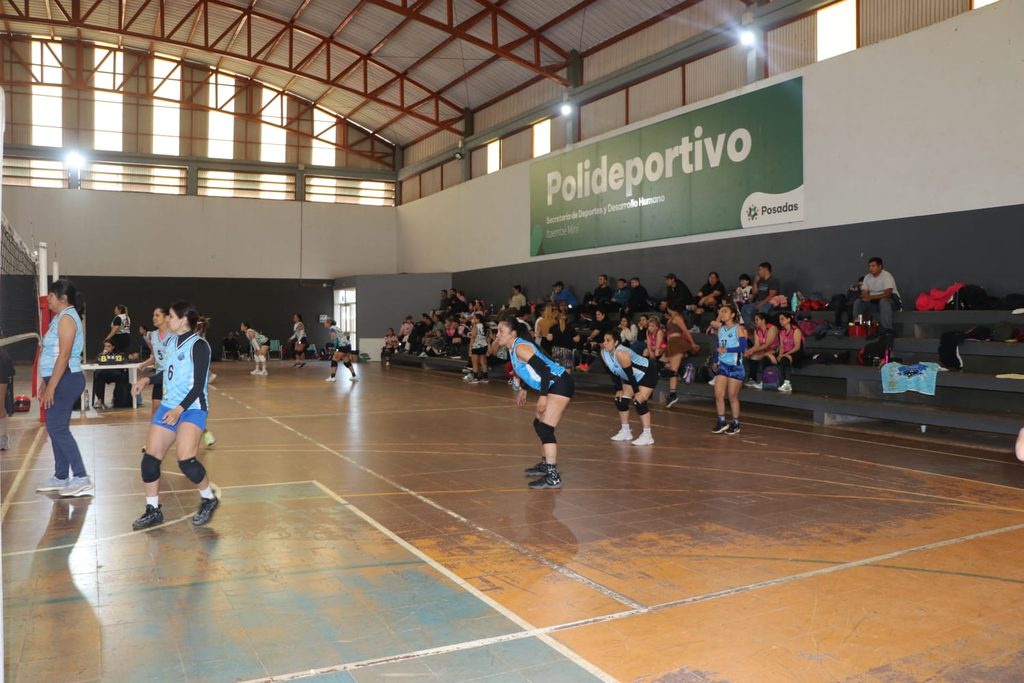 Con la participación de 36 equipos se disputó la 4° fecha de la Liga Municipal de Vóley en Posadas 4 8 - voley posadas 6 - 7