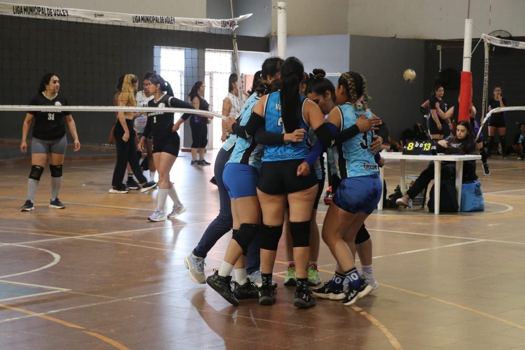 Con la participación de 36 equipos se disputó la 4° fecha de la Liga Municipal de Vóley en Posadas 5 10 - voley posadas 7 - 9