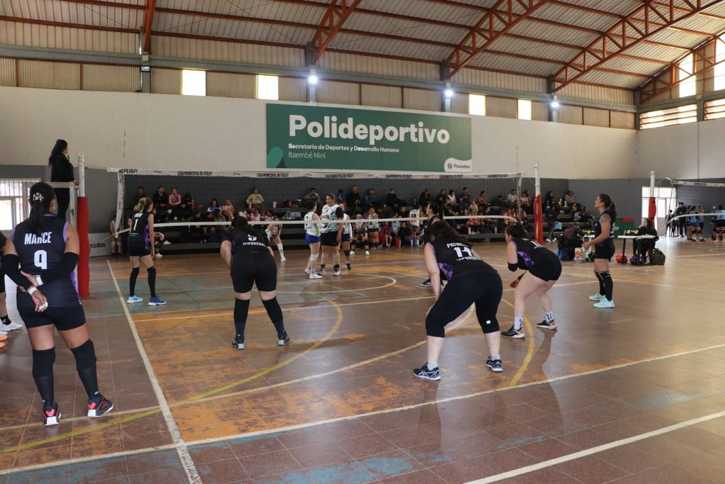 Con la participación de 36 equipos se disputó la 4° fecha de la Liga Municipal de Vóley en Posadas 6 12 - voley posadas 8 - 11